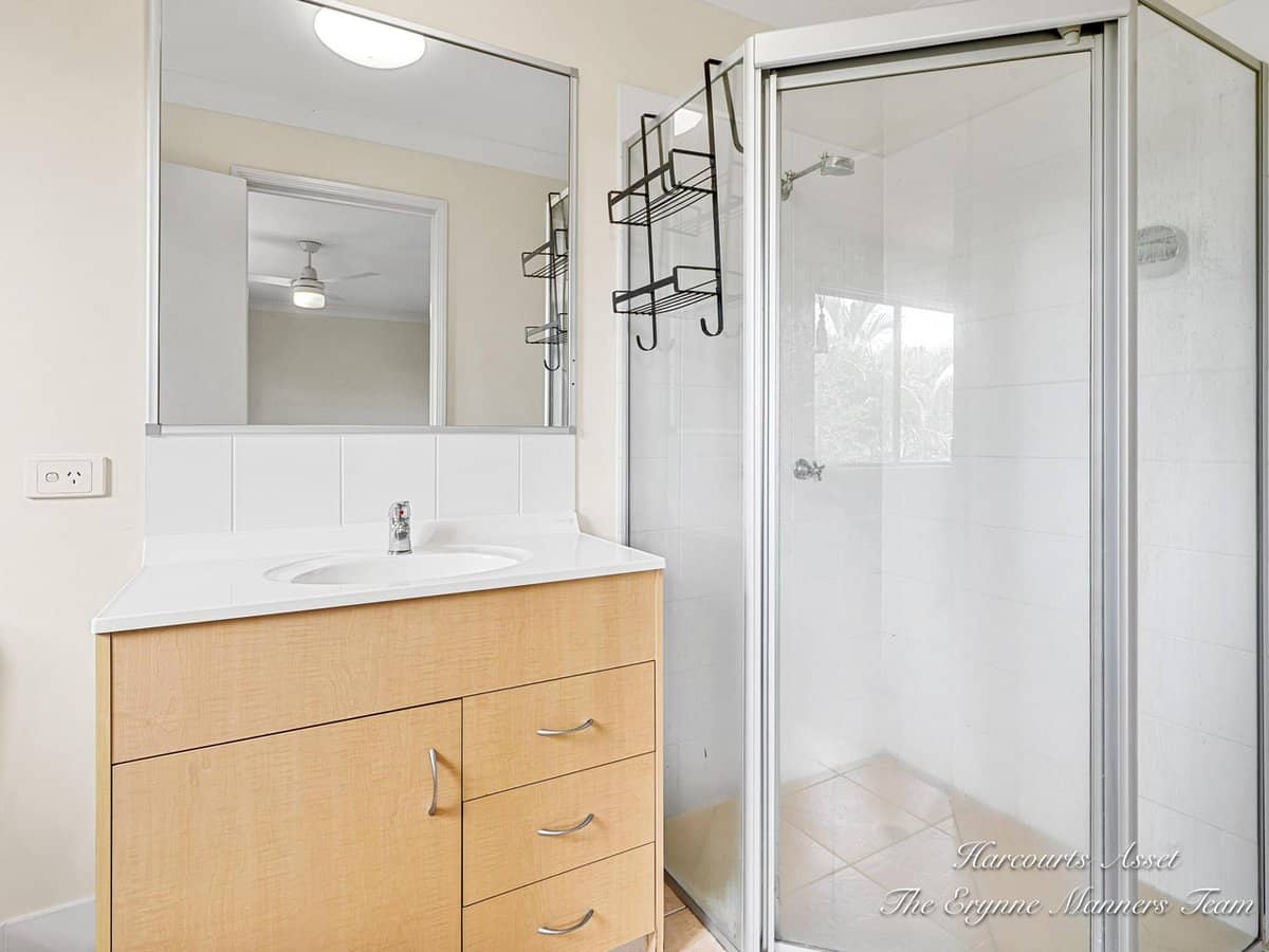 18 Loganlea Road, WATERFORD WEST - Thumbnail 6