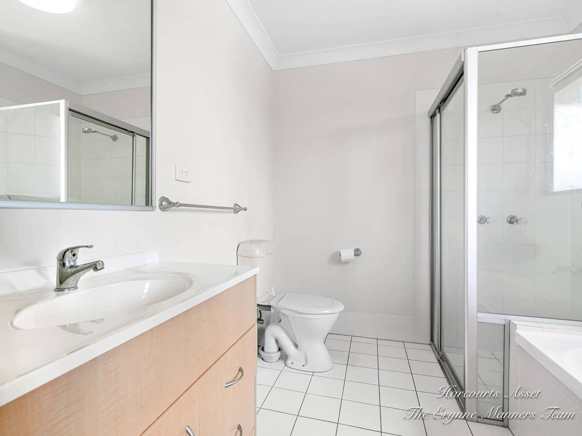 18 Loganlea Road, WATERFORD WEST - Thumbnail 8