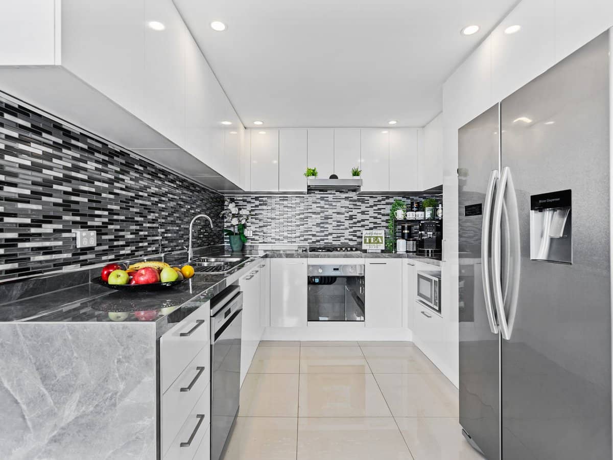 5 Harbour Side Court, BIGGERA WATERS - Thumbnail 2