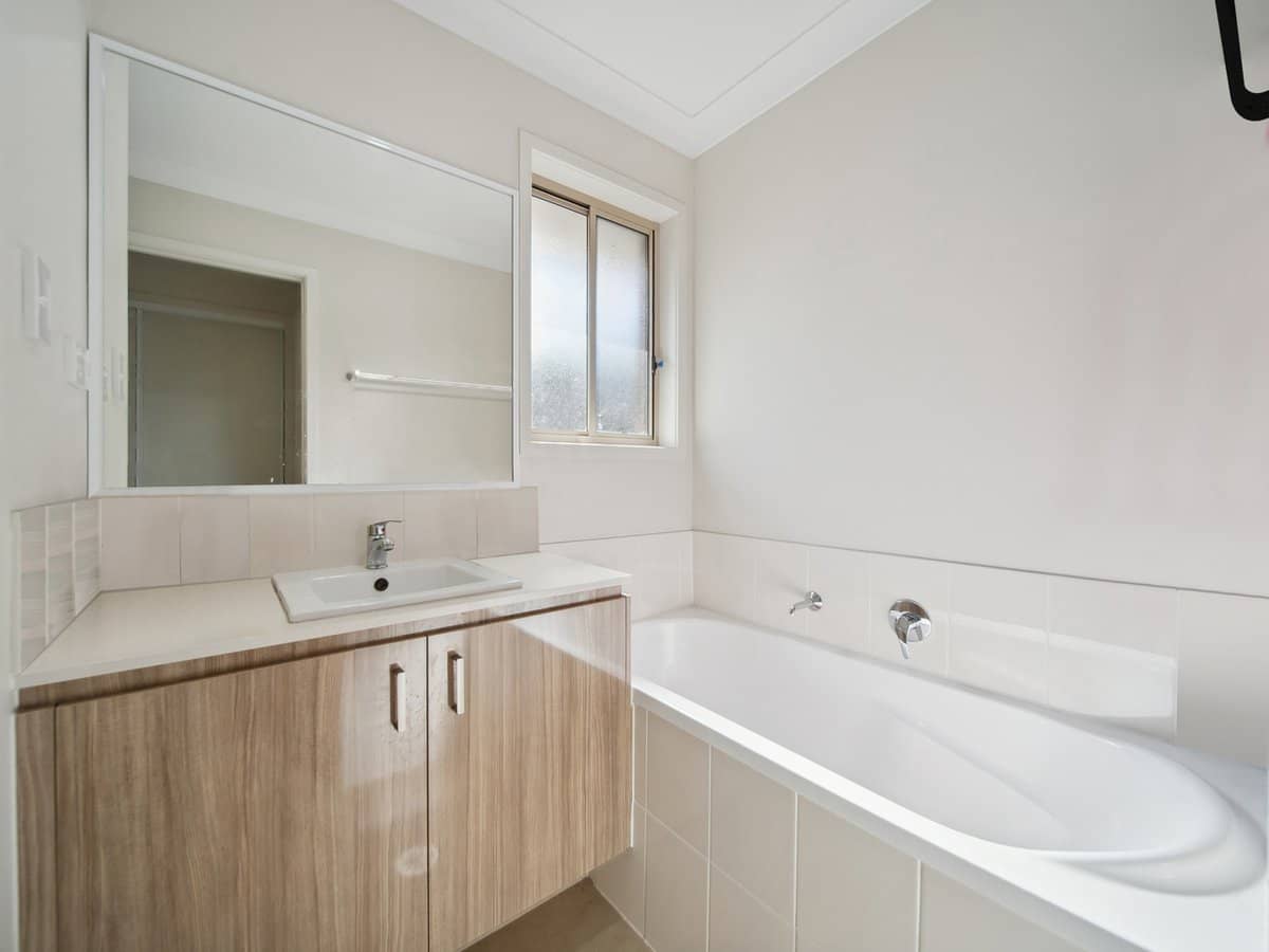 5 Bishampton Circuit, LOGAN RESERVE - Thumbnail 12