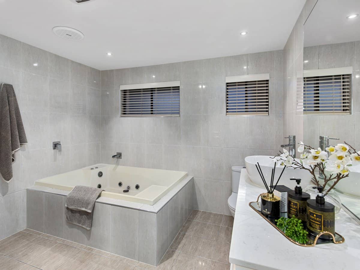 14 Tyalla Drive, ASHMORE - Thumbnail 13