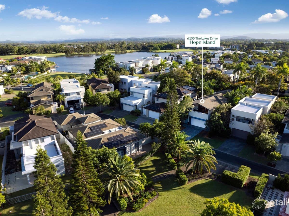 6105 The Lakes Drive, Hope Island - Thumbnail 2