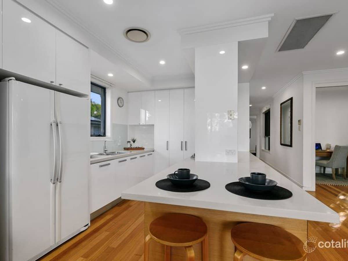 6105 The Lakes Drive, Hope Island - Thumbnail 3