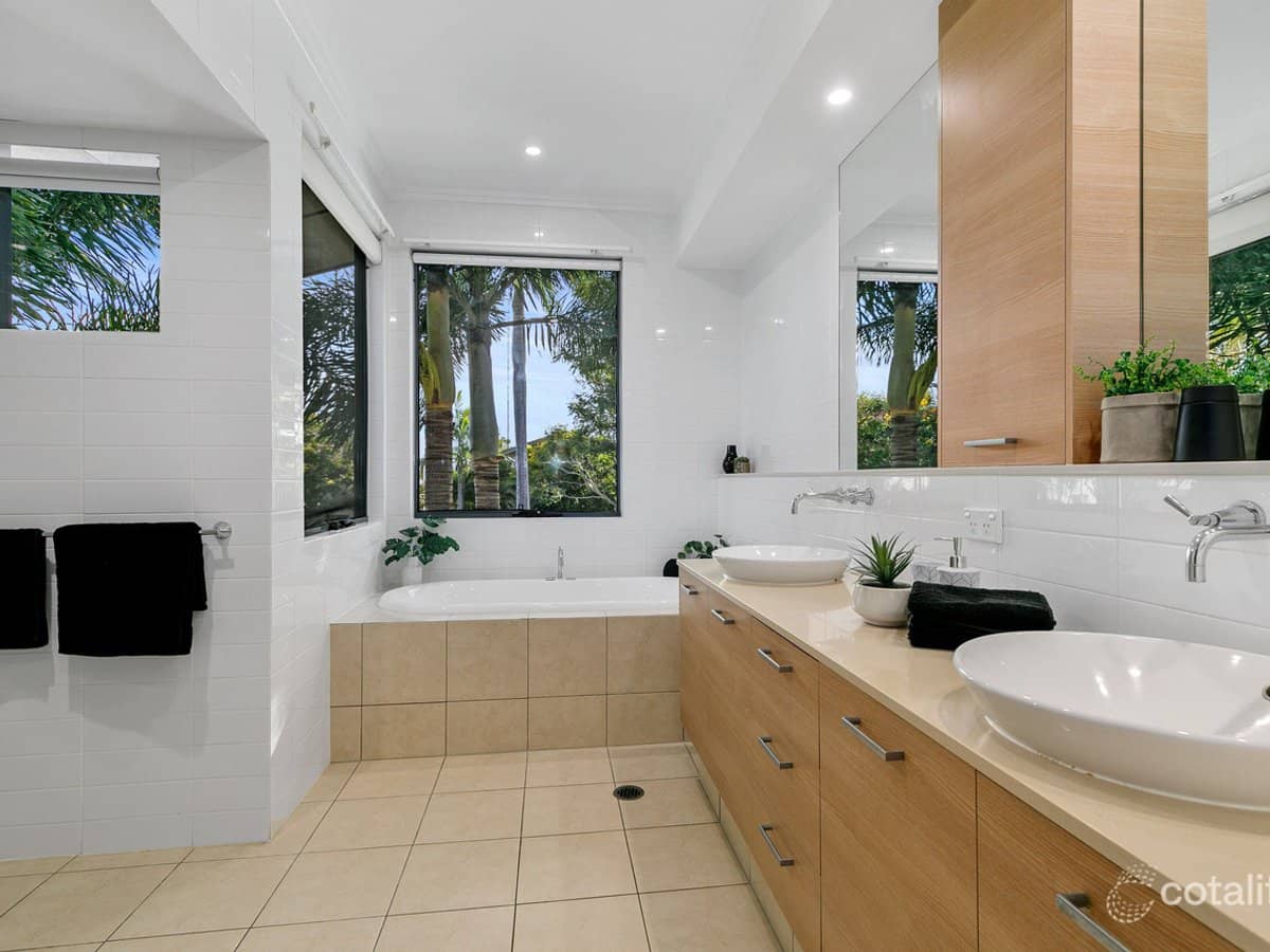 6105 The Lakes Drive, Hope Island - Thumbnail 11