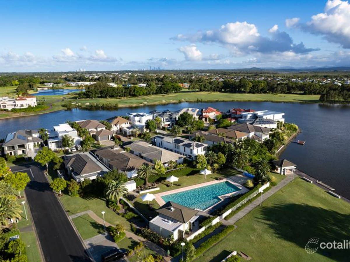 6105 The Lakes Drive, Hope Island - Thumbnail 17