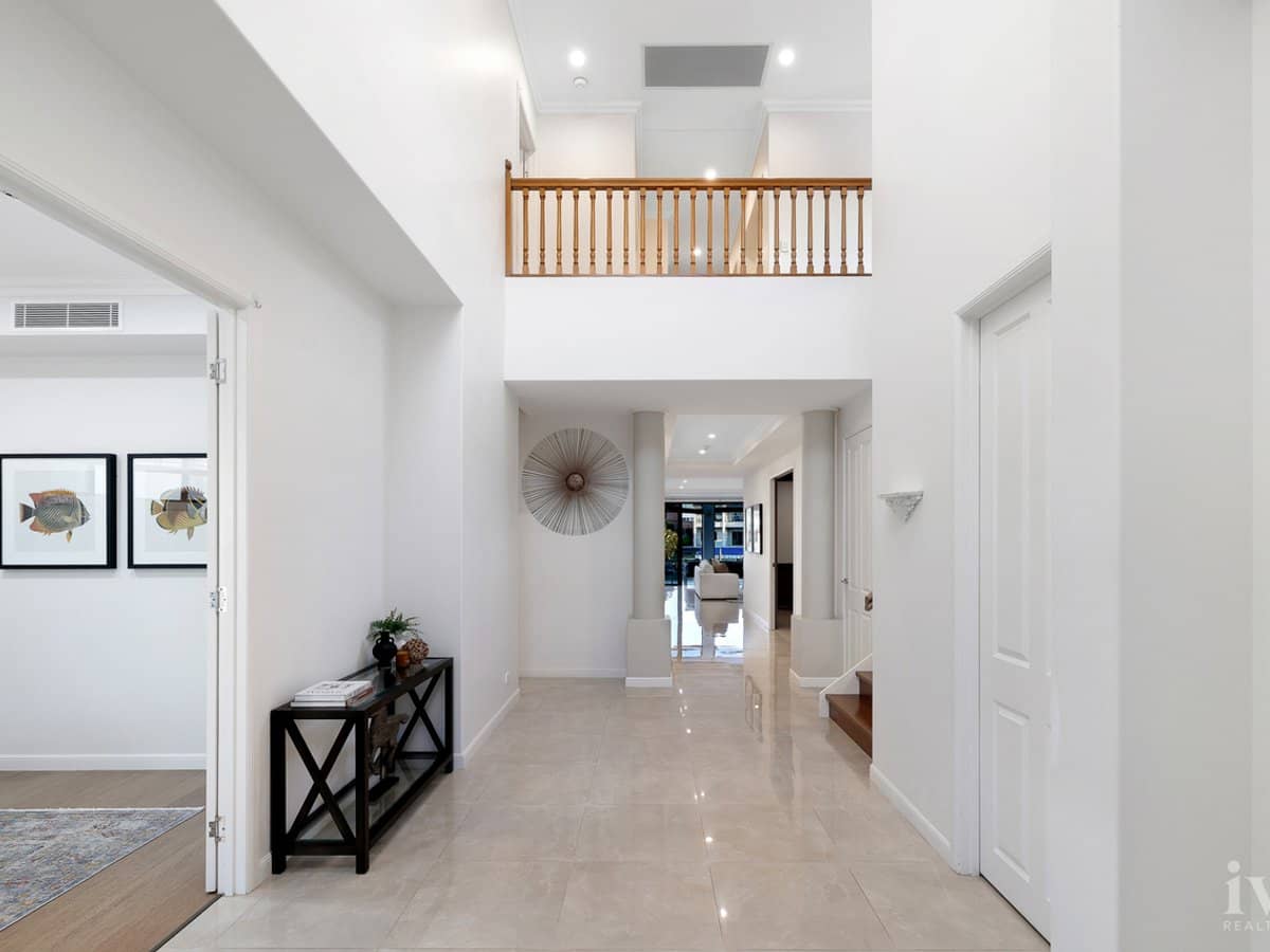 1051 Edgecliff Drive, Sanctuary Cove - Thumbnail 4