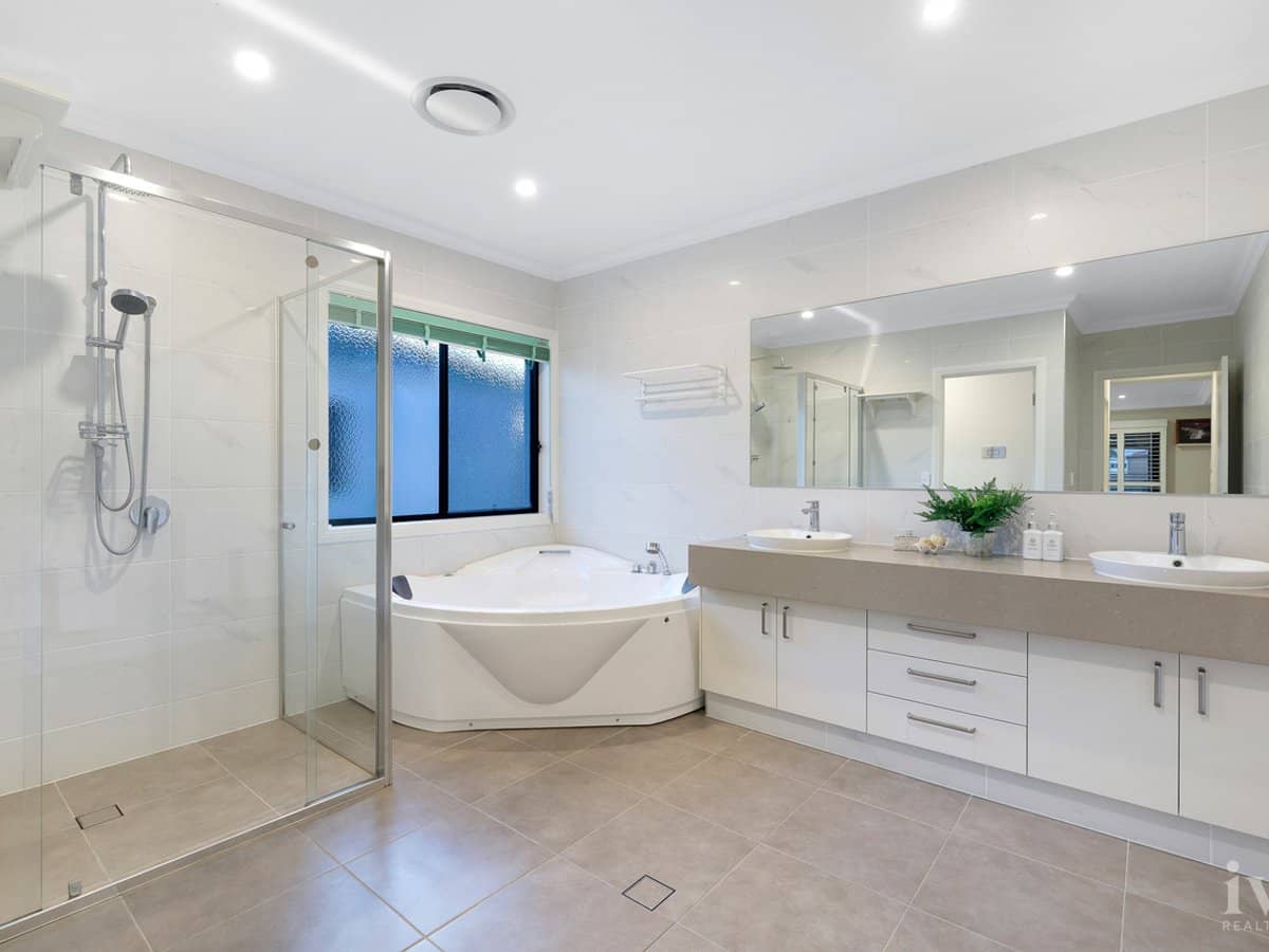 1051 Edgecliff Drive, Sanctuary Cove - Thumbnail 21