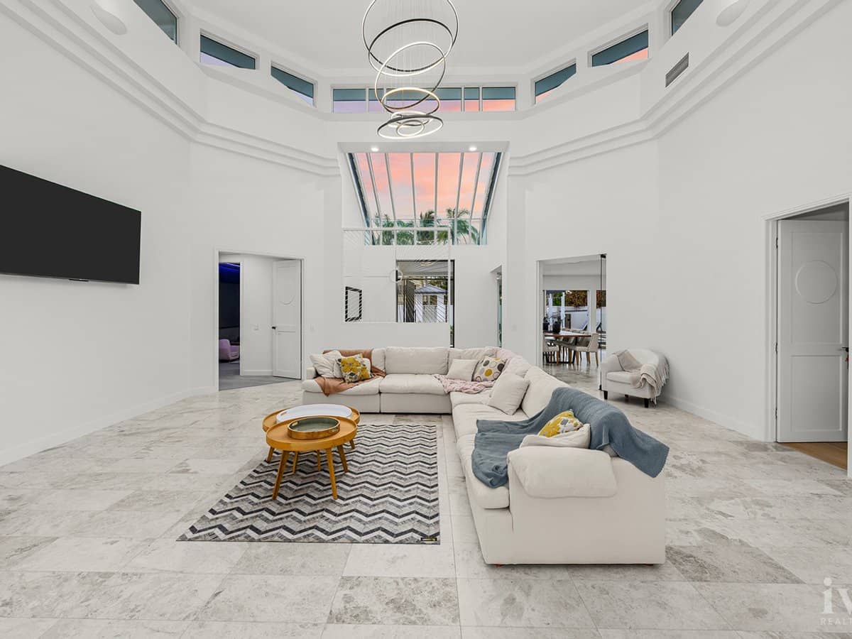 4 Excalibur Court, Sovereign Islands - Thumbnail 3