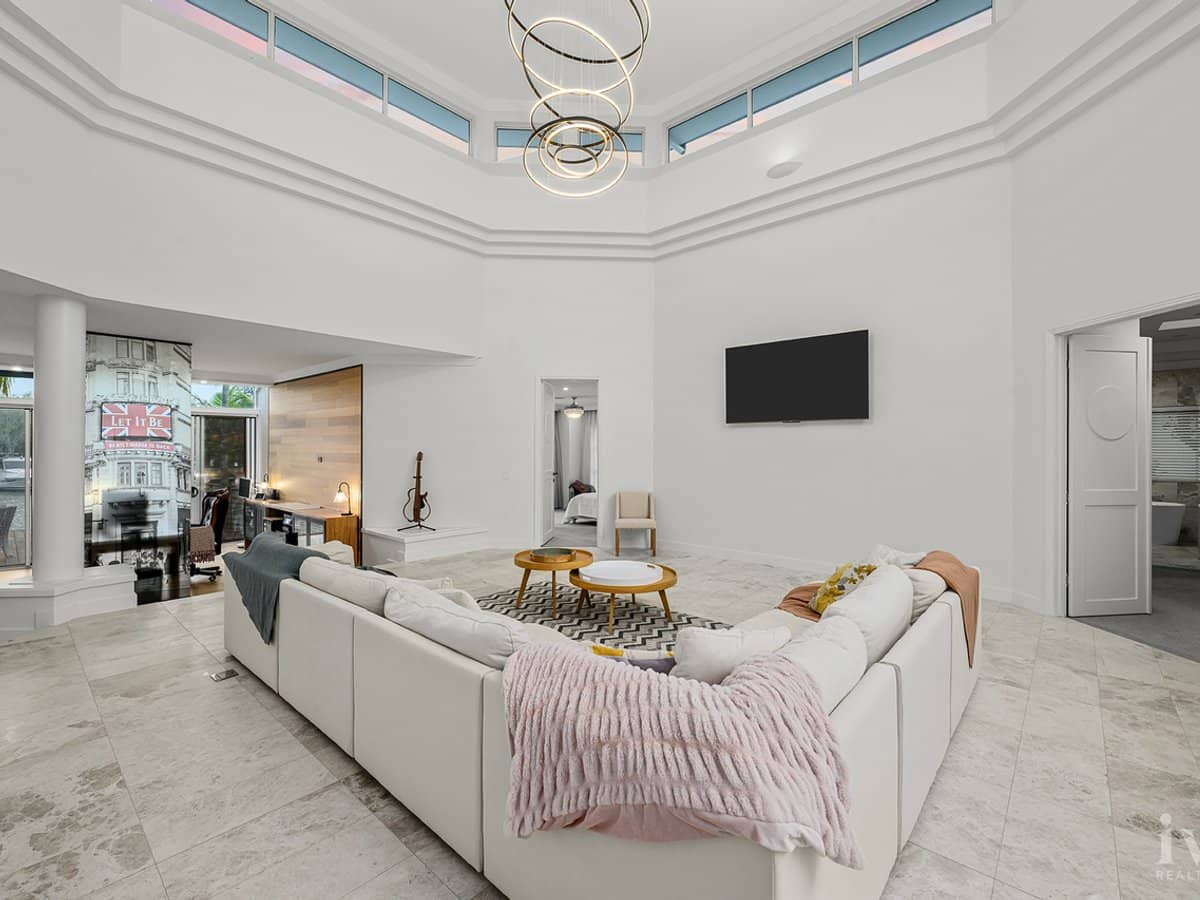 4 Excalibur Court, Sovereign Islands - Thumbnail 4