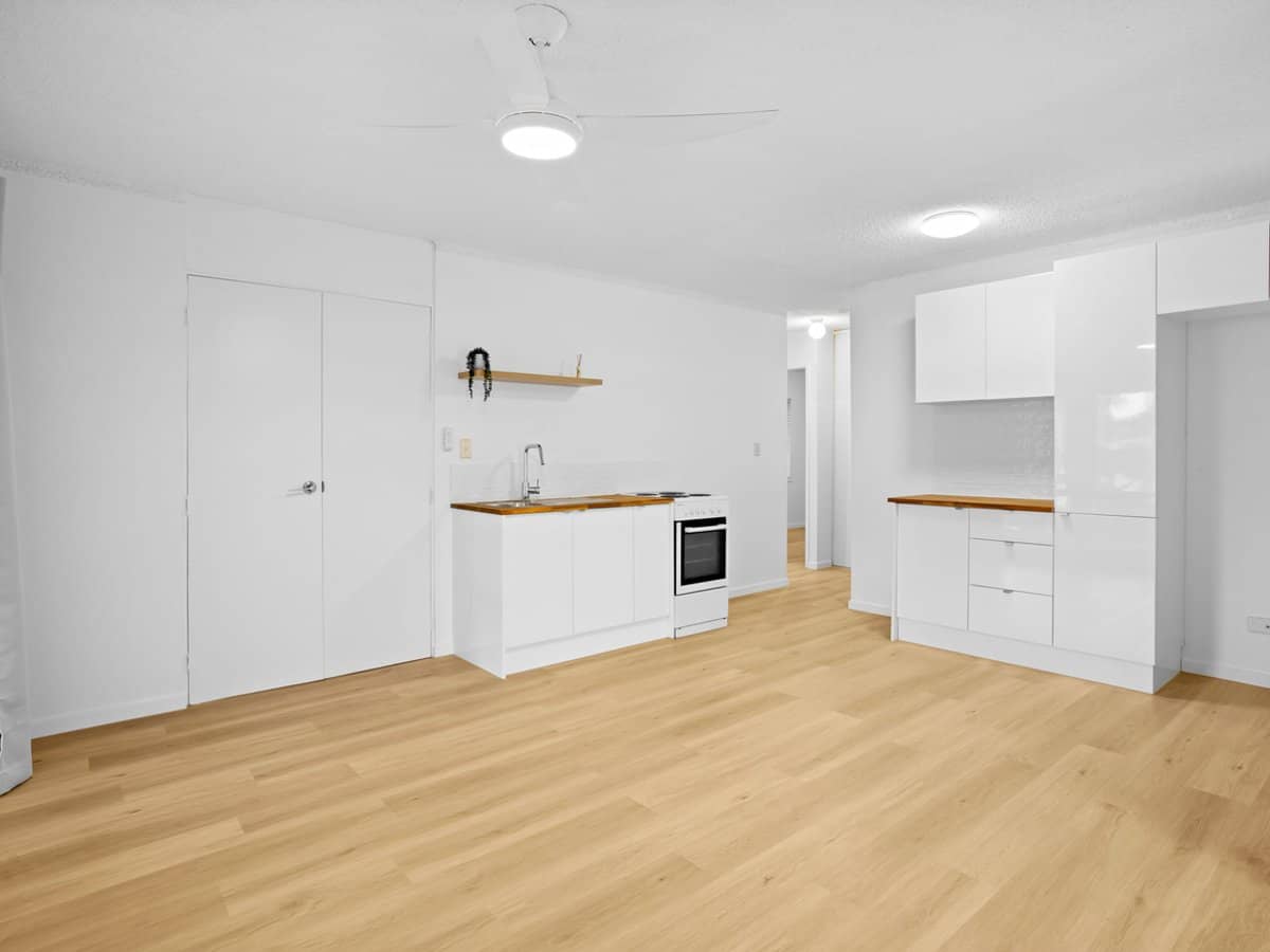 44 Sunrise Boulevard, SURFERS PARADISE - Thumbnail 2