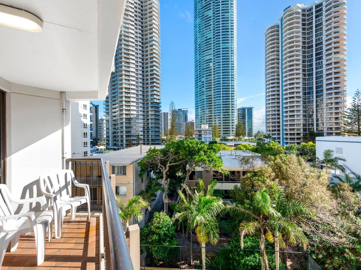 8 Trickett Street, Surfers Paradise - Thumbnail 3