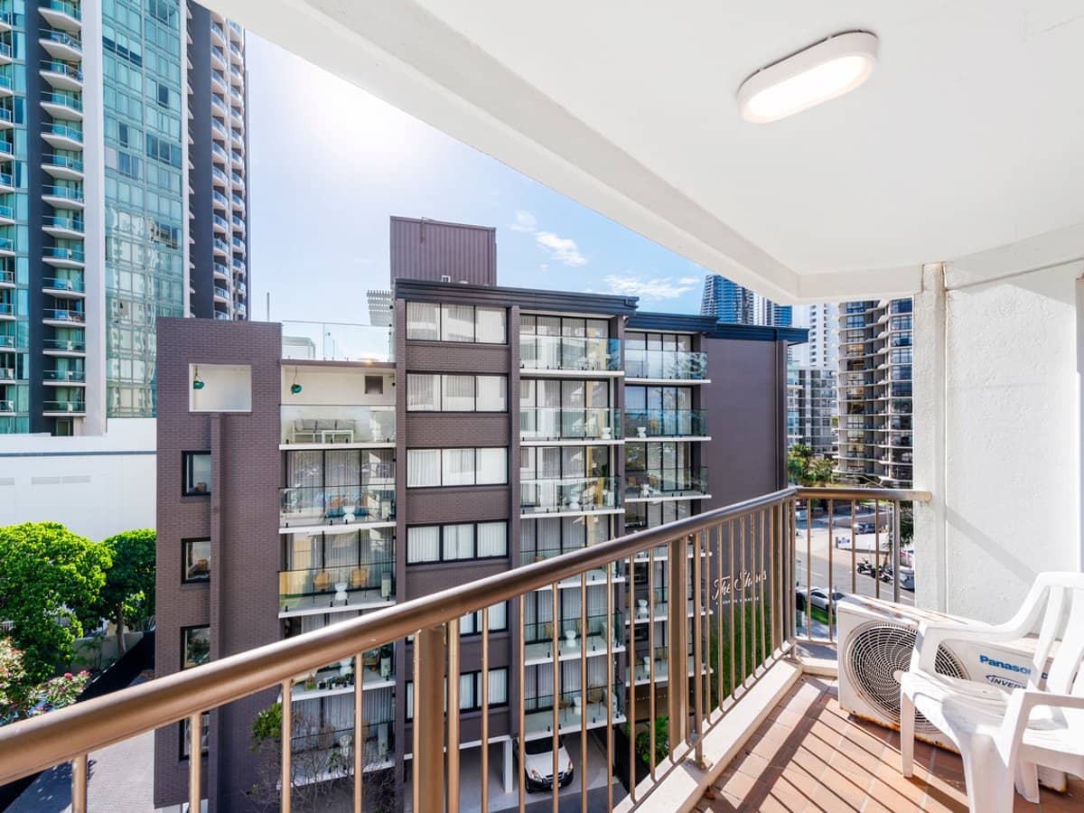 8 Trickett Street, Surfers Paradise - Thumbnail 4