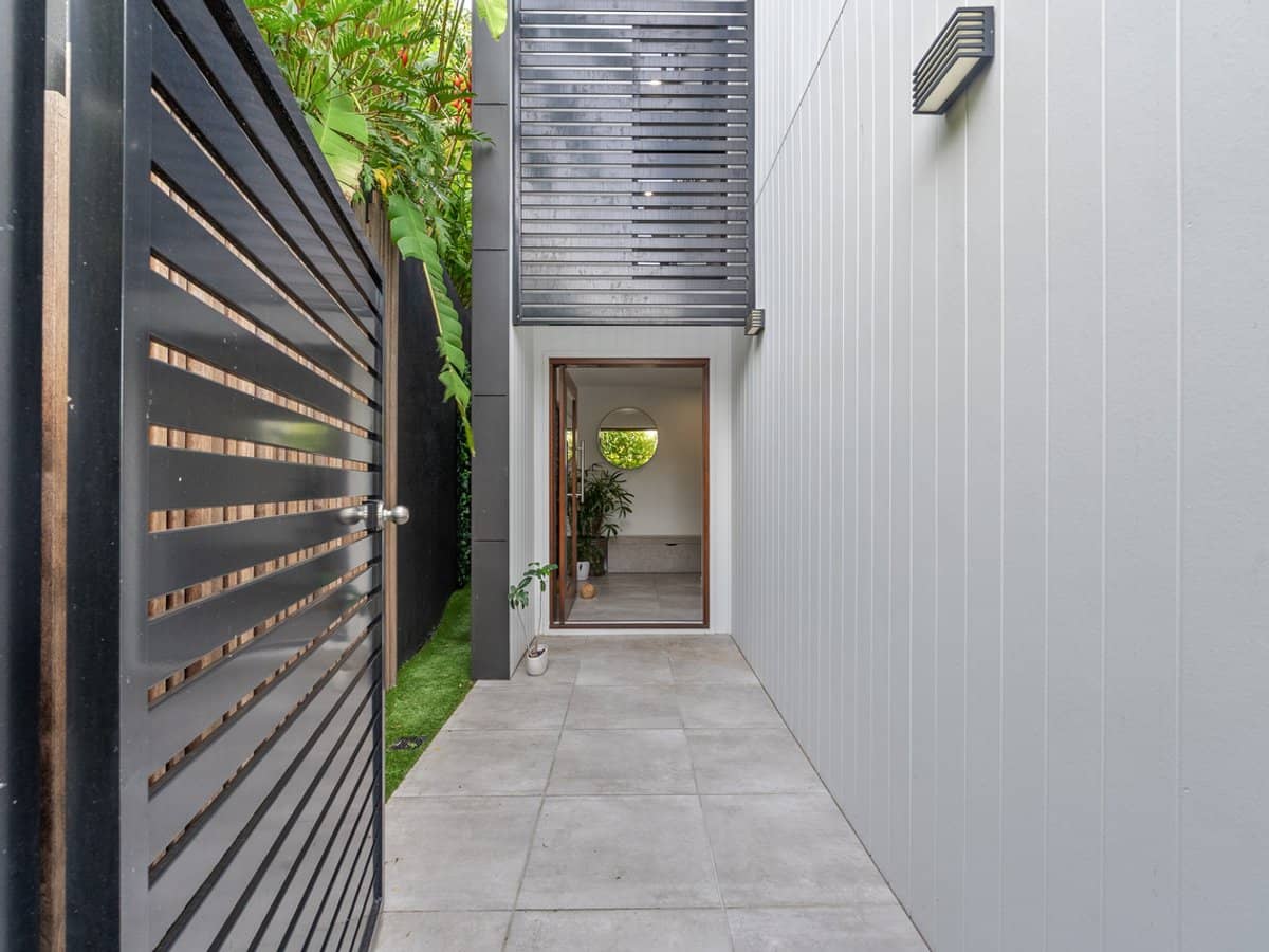 25 Waratah Avenue, Biggera Waters - Thumbnail 2