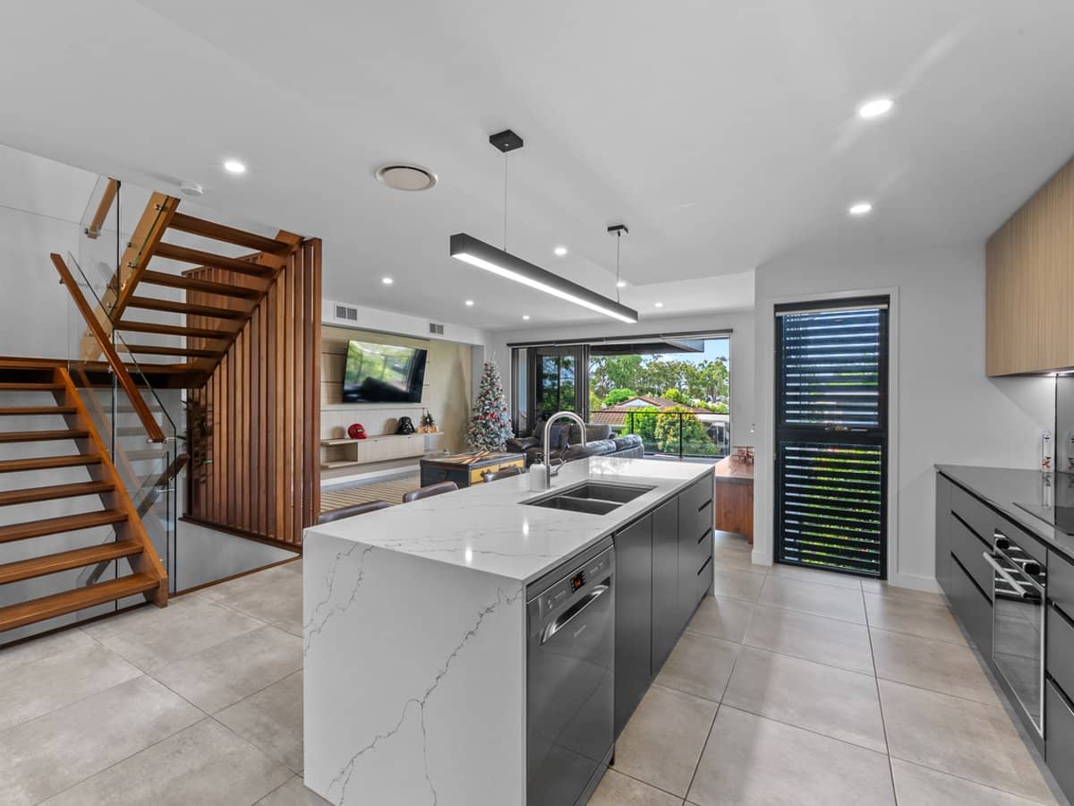 25 Waratah Avenue, Biggera Waters - Thumbnail 1
