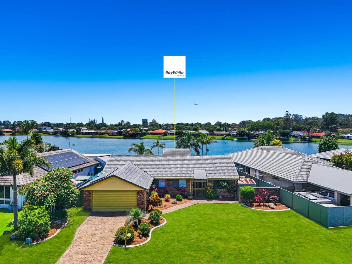 11 Cyclades Crescent, CURRUMBIN WATERS - Thumbnail 3