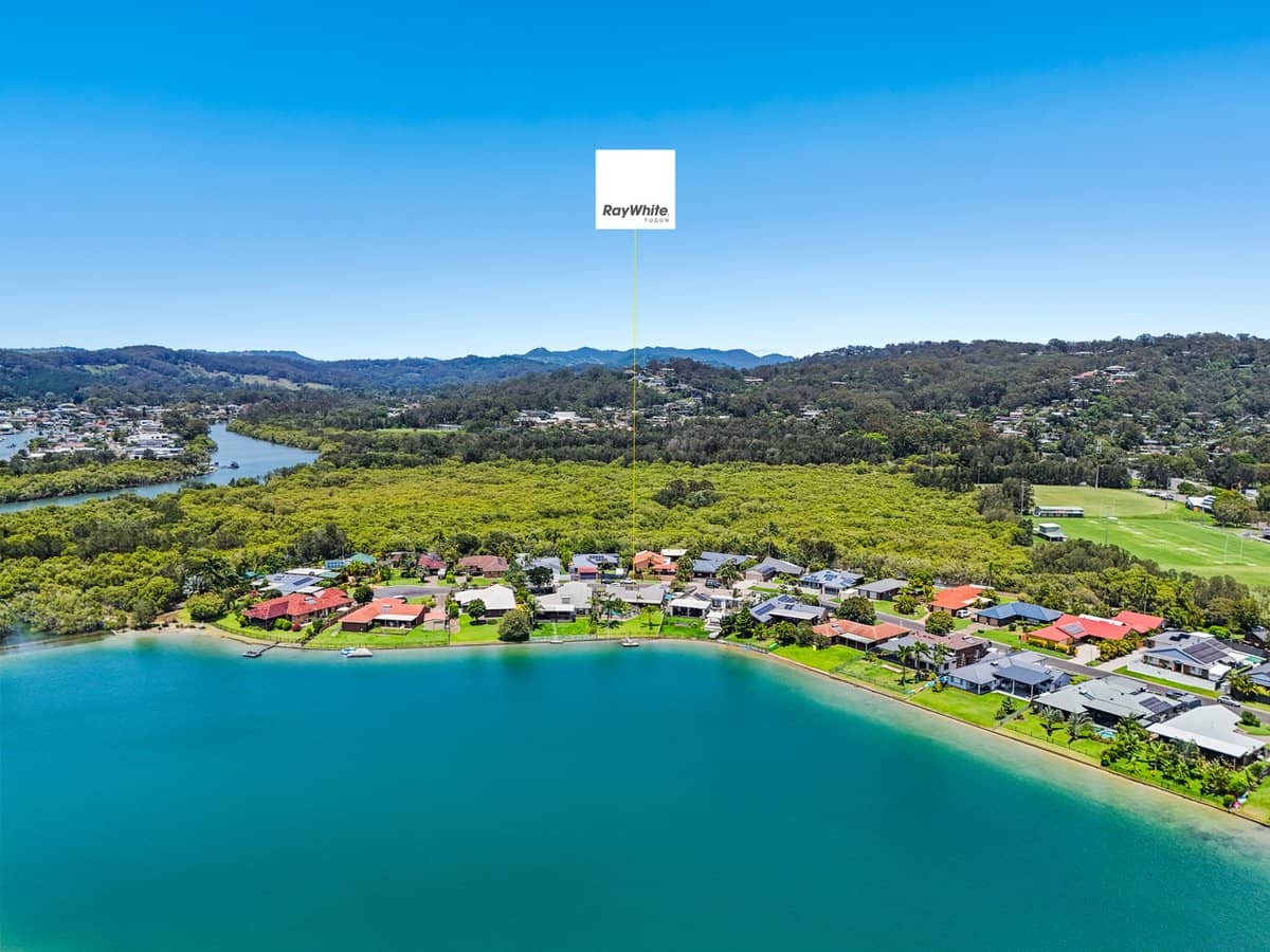 11 Cyclades Crescent, CURRUMBIN WATERS - Thumbnail 7