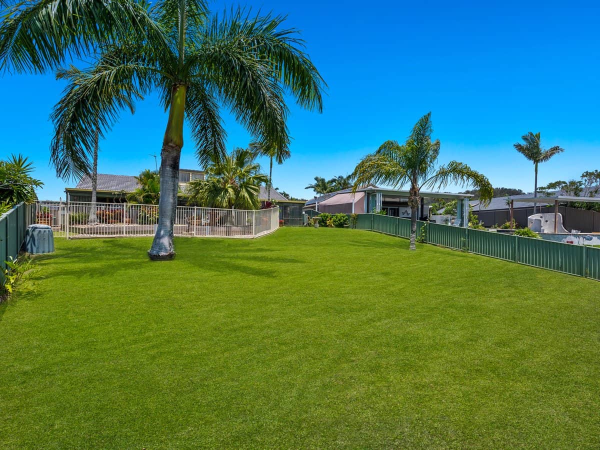 11 Cyclades Crescent, CURRUMBIN WATERS - Thumbnail 8