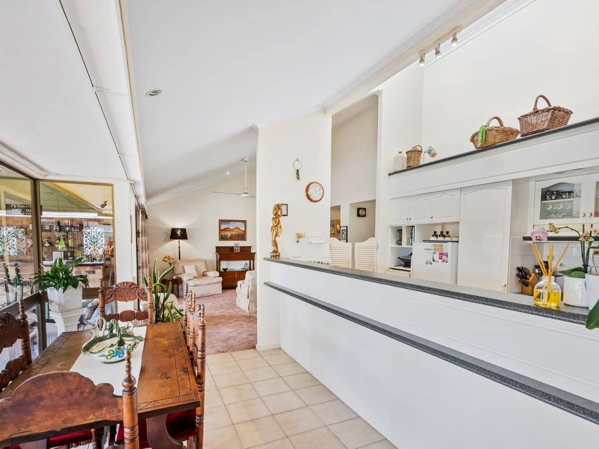 11 Cyclades Crescent, CURRUMBIN WATERS - Thumbnail 12