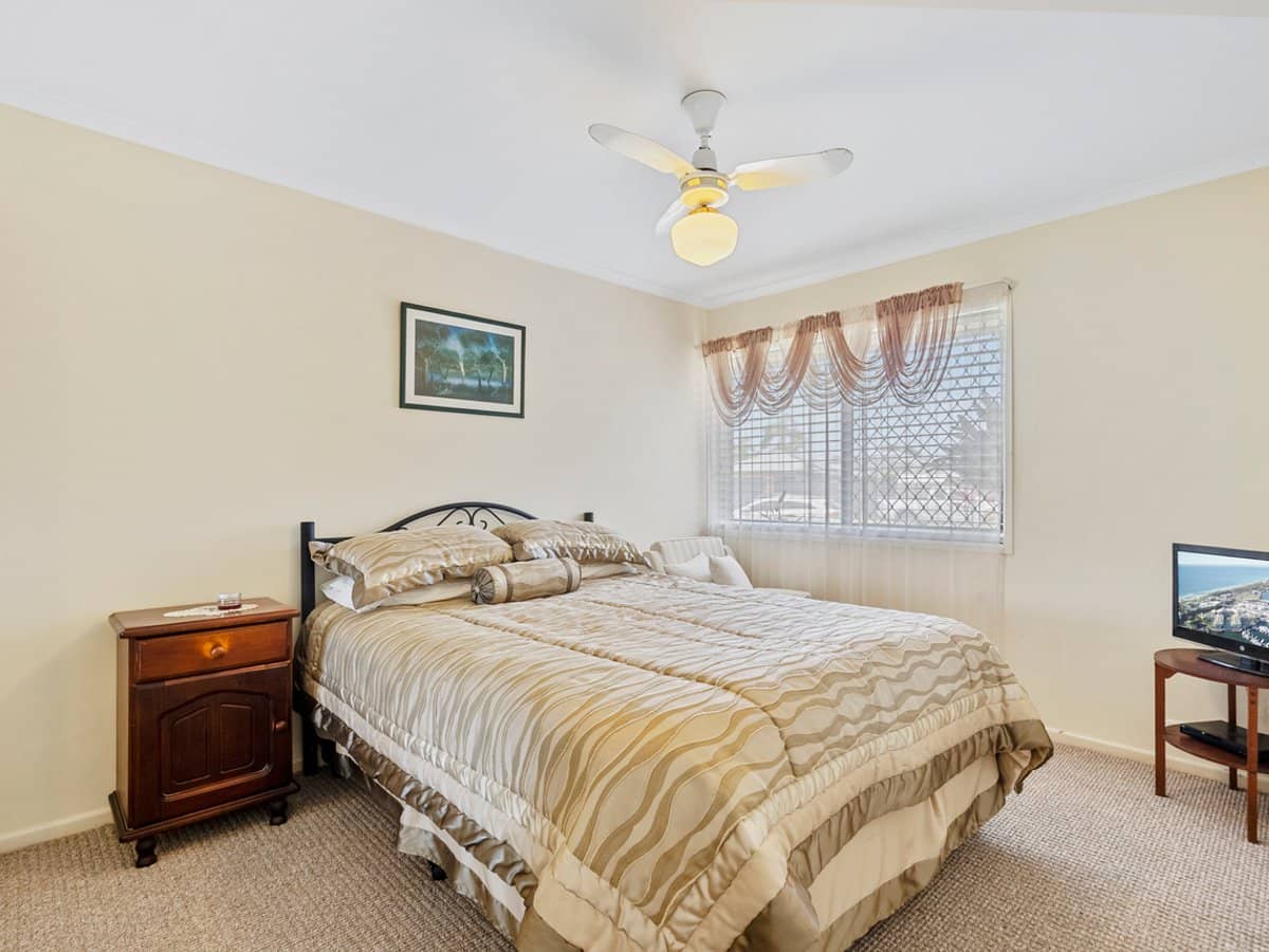 11 Cyclades Crescent, CURRUMBIN WATERS - Thumbnail 15