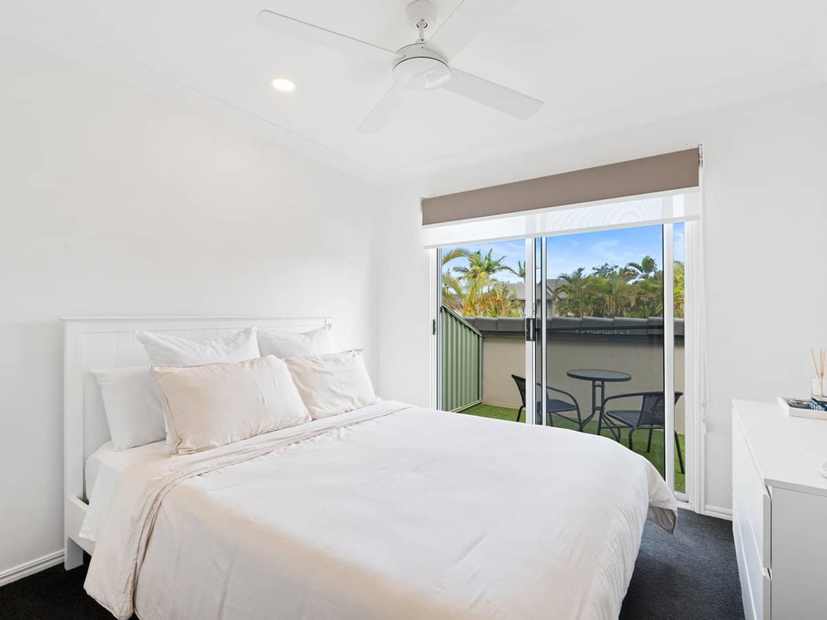 215 Cottesloe Drive, MERMAID WATERS - Thumbnail 8