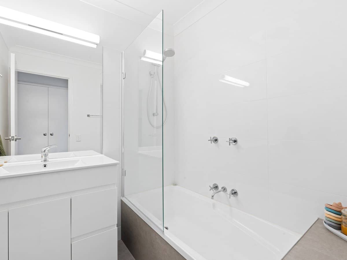 215 Cottesloe Drive, MERMAID WATERS - Thumbnail 9