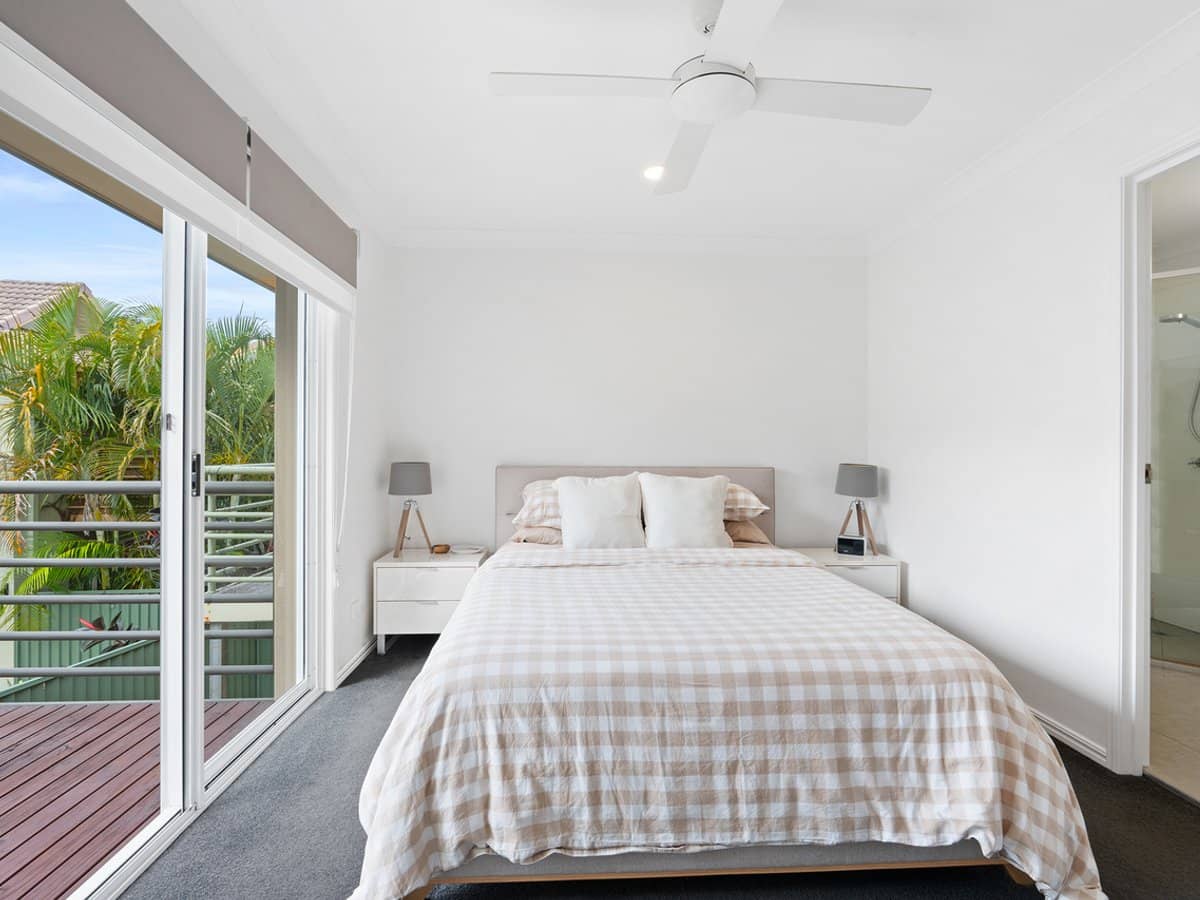 215 Cottesloe Drive, MERMAID WATERS - Thumbnail 11