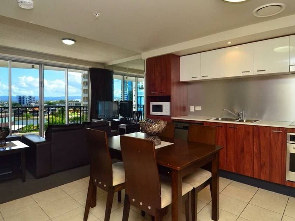 23 Ferny Avenue, Surfers Paradise - Thumbnail 2