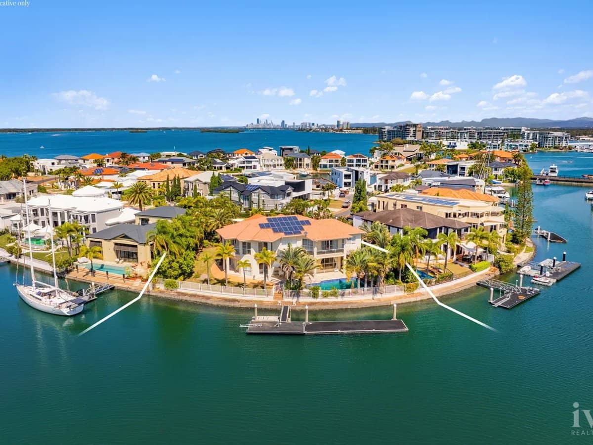 11-13 Queen Guineveres Place, Sovereign Islands - Thumbnail 1