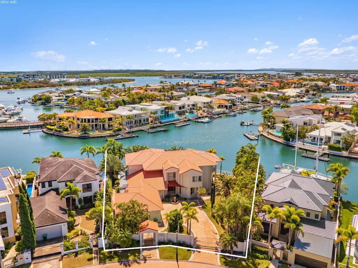 11-13 Queen Guineveres Place, Sovereign Islands - Thumbnail 2