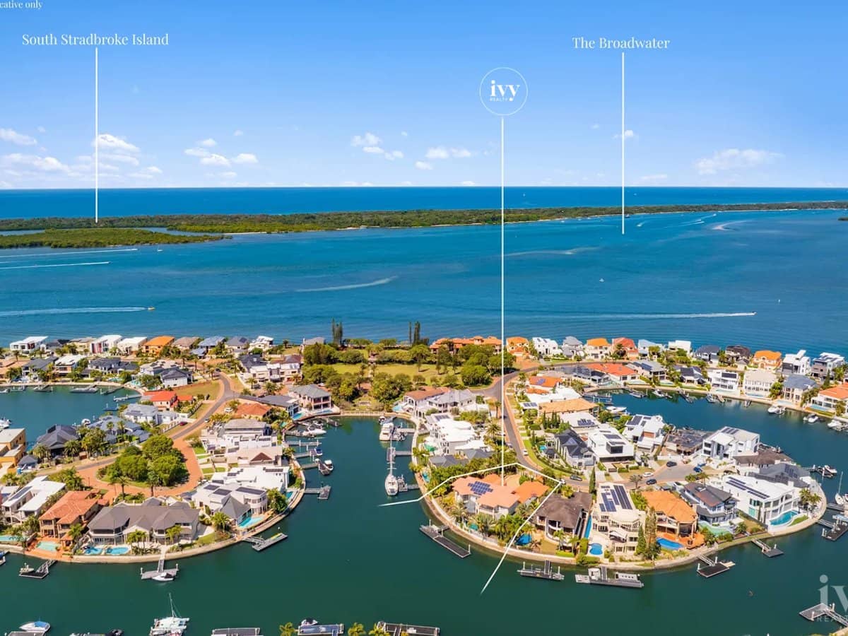 11-13 Queen Guineveres Place, Sovereign Islands - Thumbnail 3