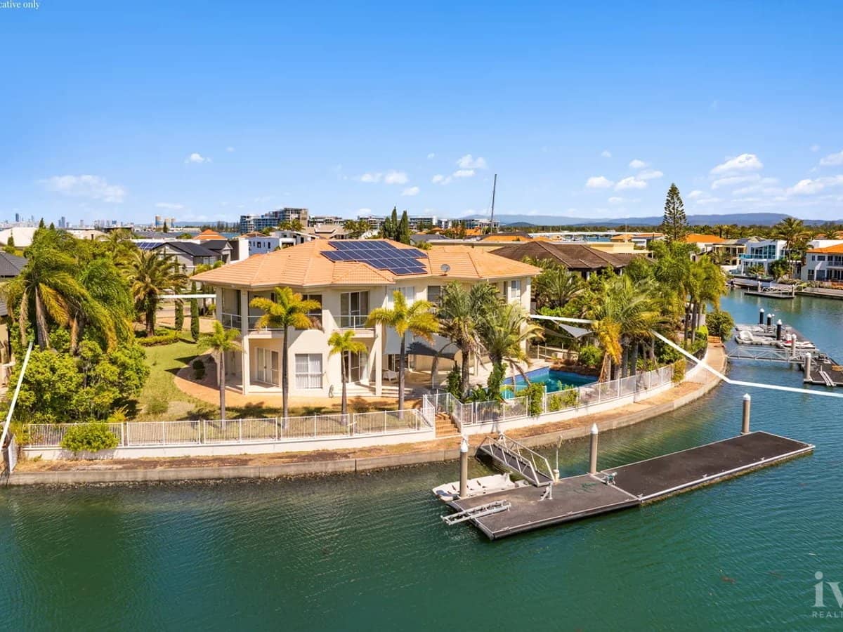 11-13 Queen Guineveres Place, Sovereign Islands - Thumbnail 5