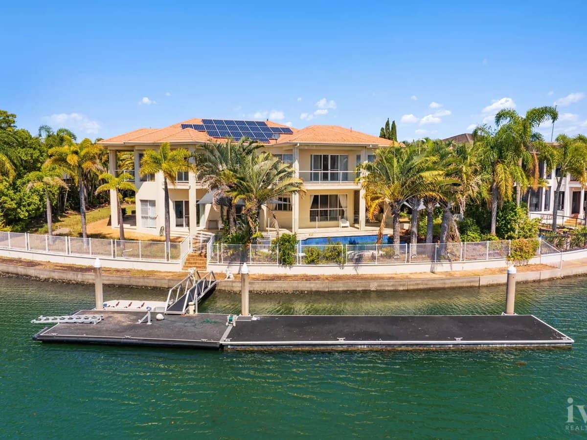 11-13 Queen Guineveres Place, Sovereign Islands - Thumbnail 6