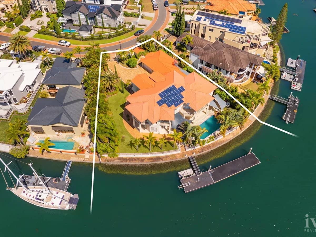 11-13 Queen Guineveres Place, Sovereign Islands - Thumbnail 9