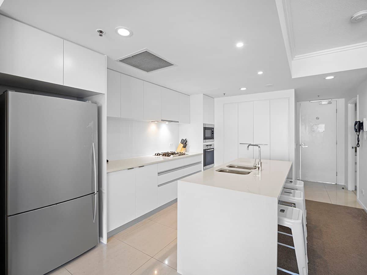 110 Marine Parade, COOLANGATTA - Thumbnail 6