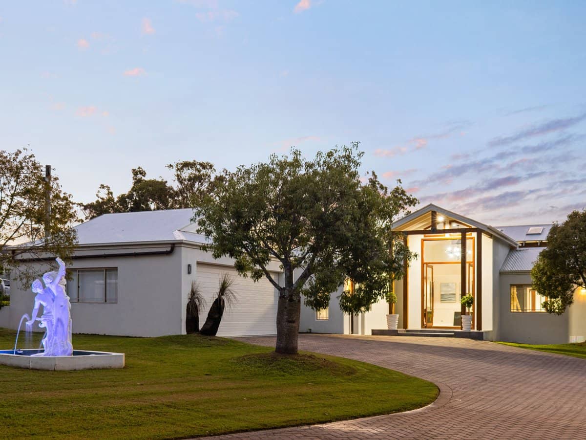 20 Riverdowns Crescent, HELENSVALE - Thumbnail 1