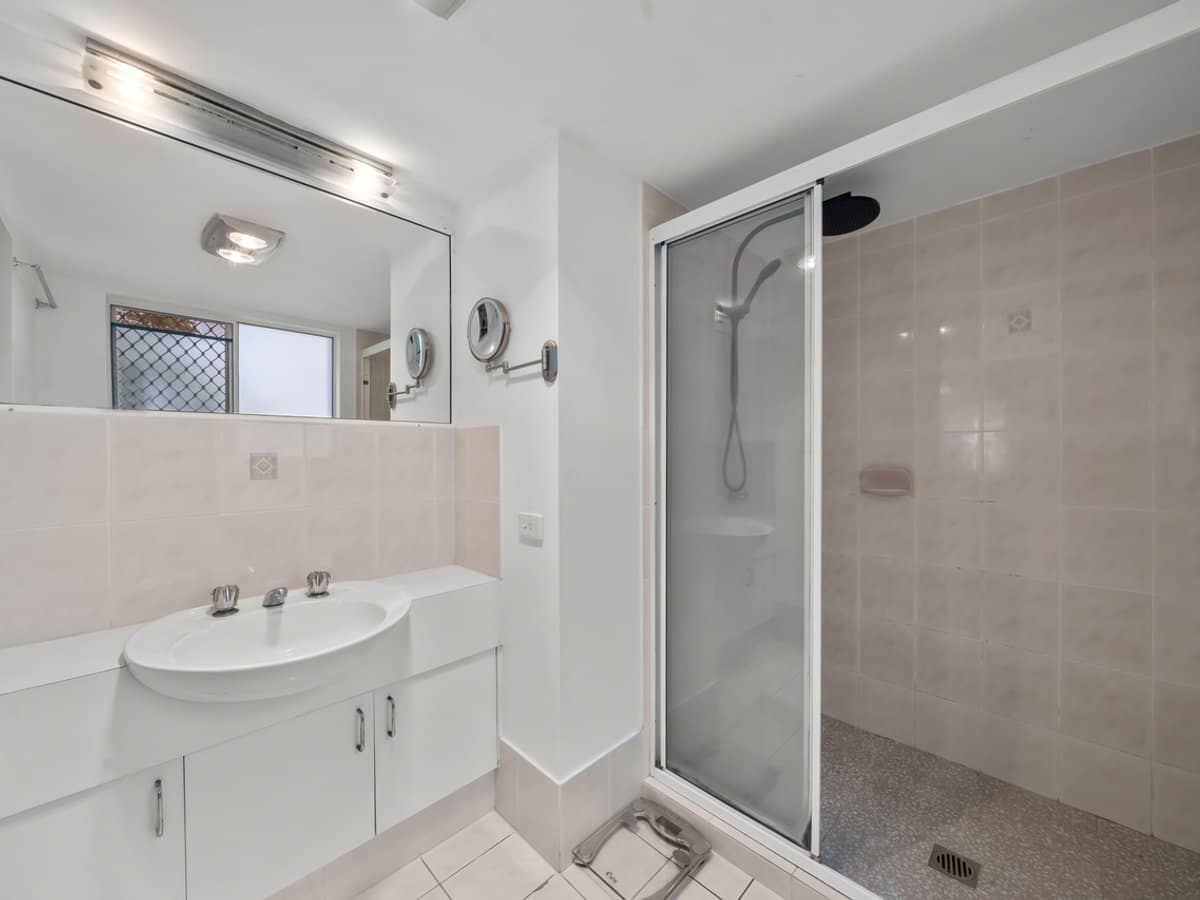 34 Chelsea Avenue, BROADBEACH - Thumbnail 10