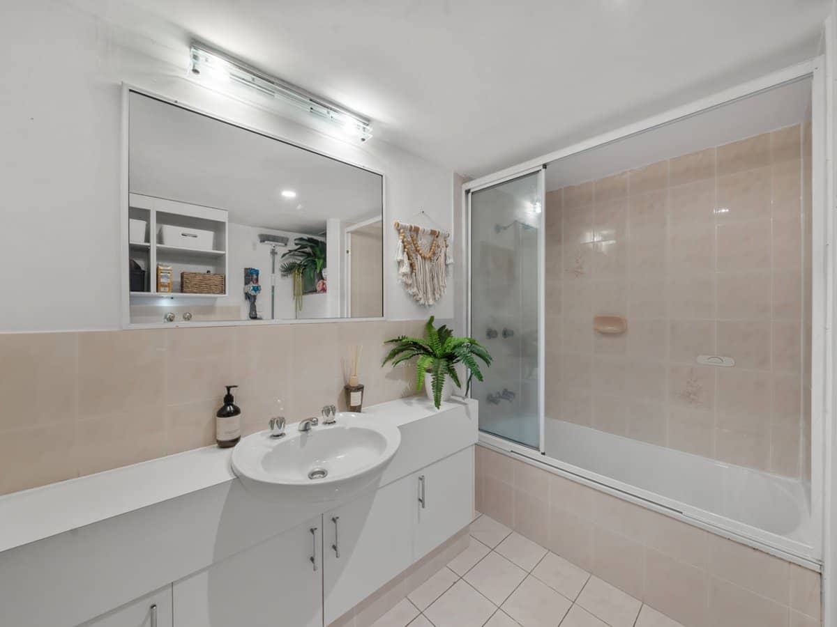 34 Chelsea Avenue, BROADBEACH - Thumbnail 13