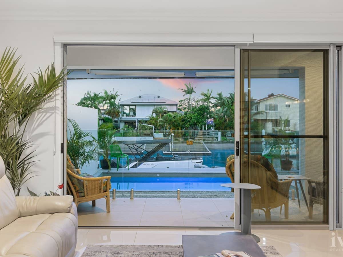 2/107 Bayview Street, Runaway Bay - Thumbnail 2