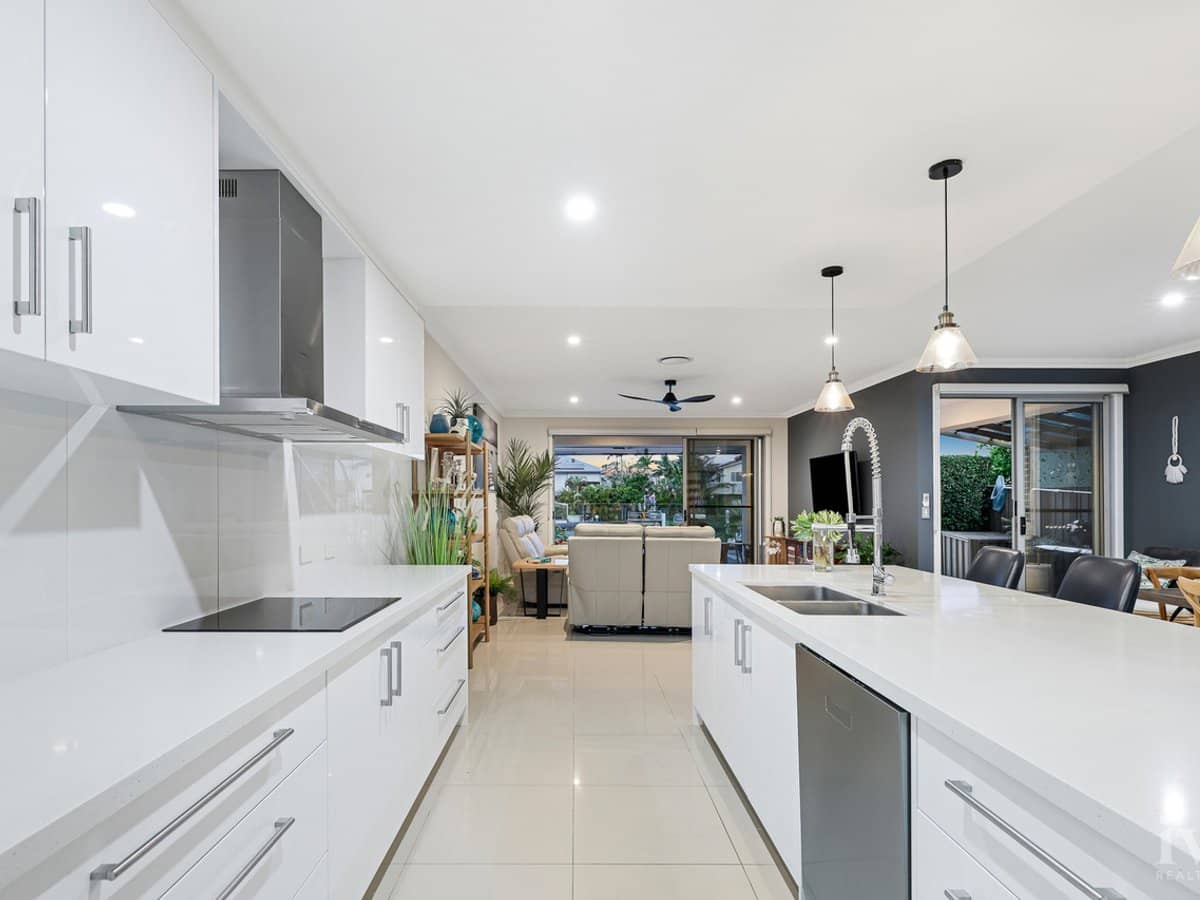 2/107 Bayview Street, Runaway Bay - Thumbnail 8
