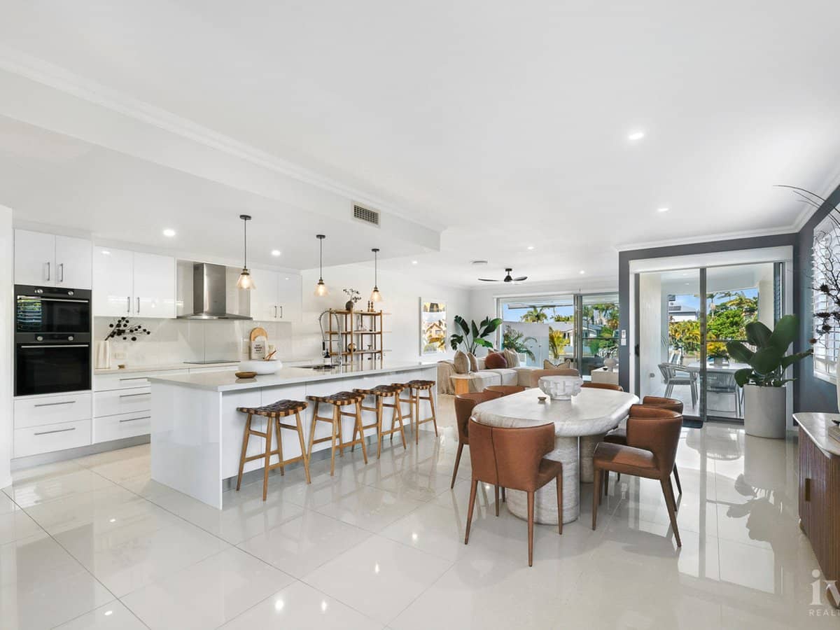 2/107 Bayview Street, Runaway Bay - Thumbnail 1