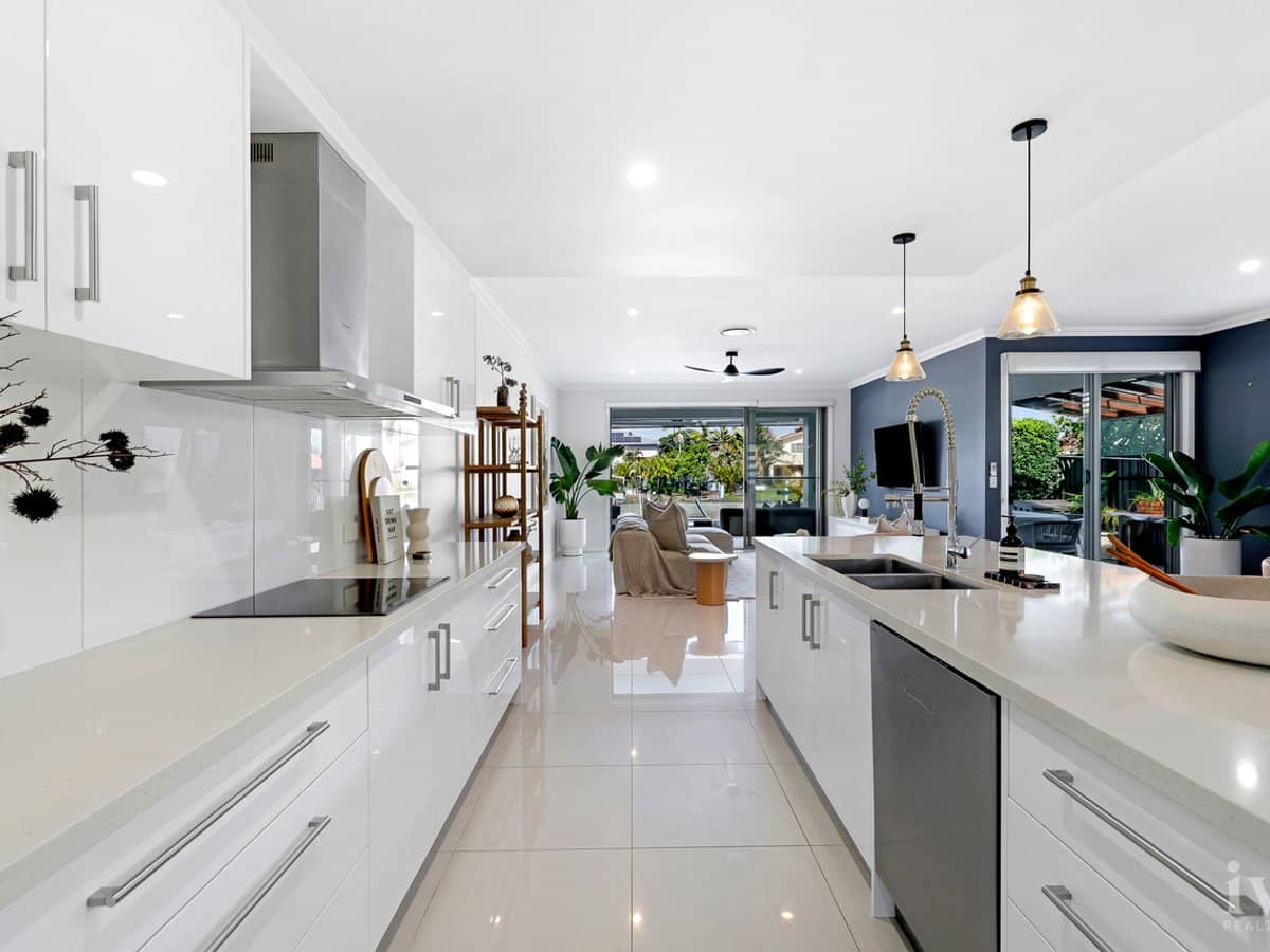 2/107 Bayview Street, Runaway Bay - Thumbnail 3