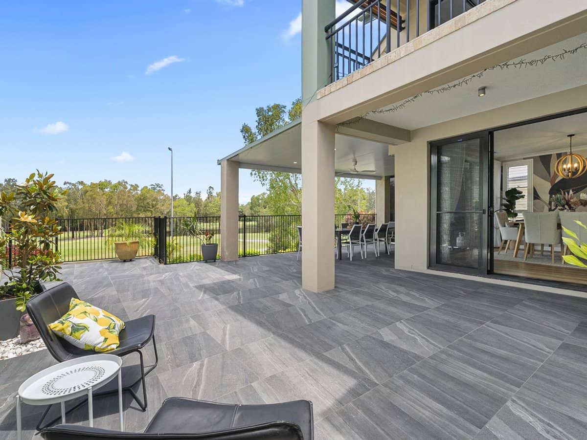 1 The Vistas Drive, Carrara - Thumbnail 5