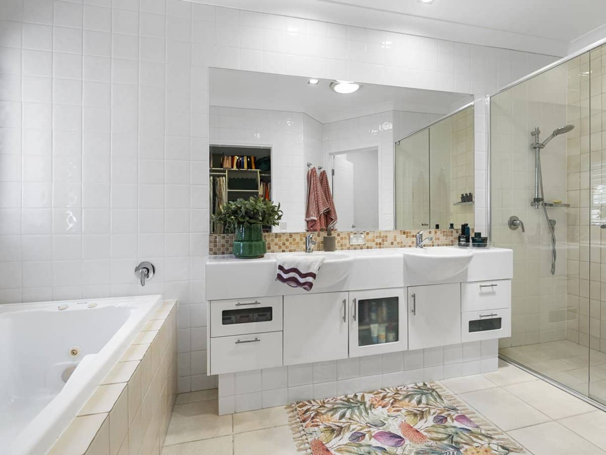 1 The Vistas Drive, Carrara - Thumbnail 20