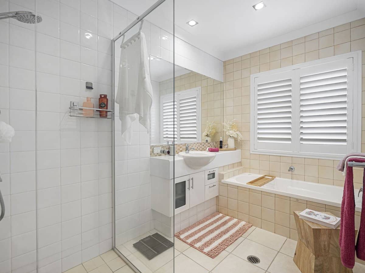 1 The Vistas Drive, Carrara - Thumbnail 22