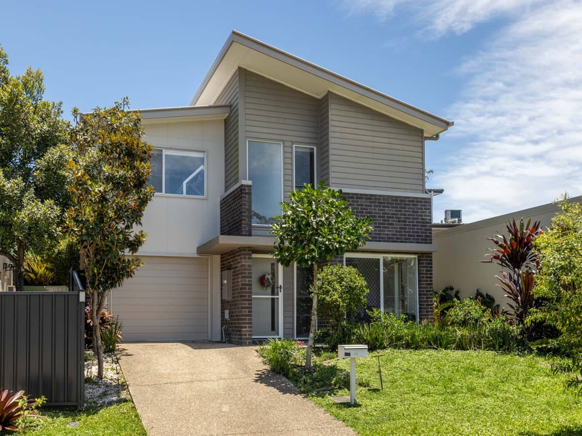 19 Savanna Gardens, PIMPAMA - Thumbnail 2