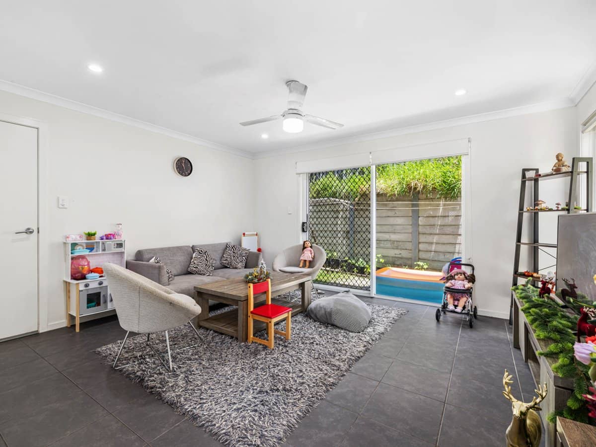 19 Savanna Gardens, PIMPAMA - Thumbnail 3