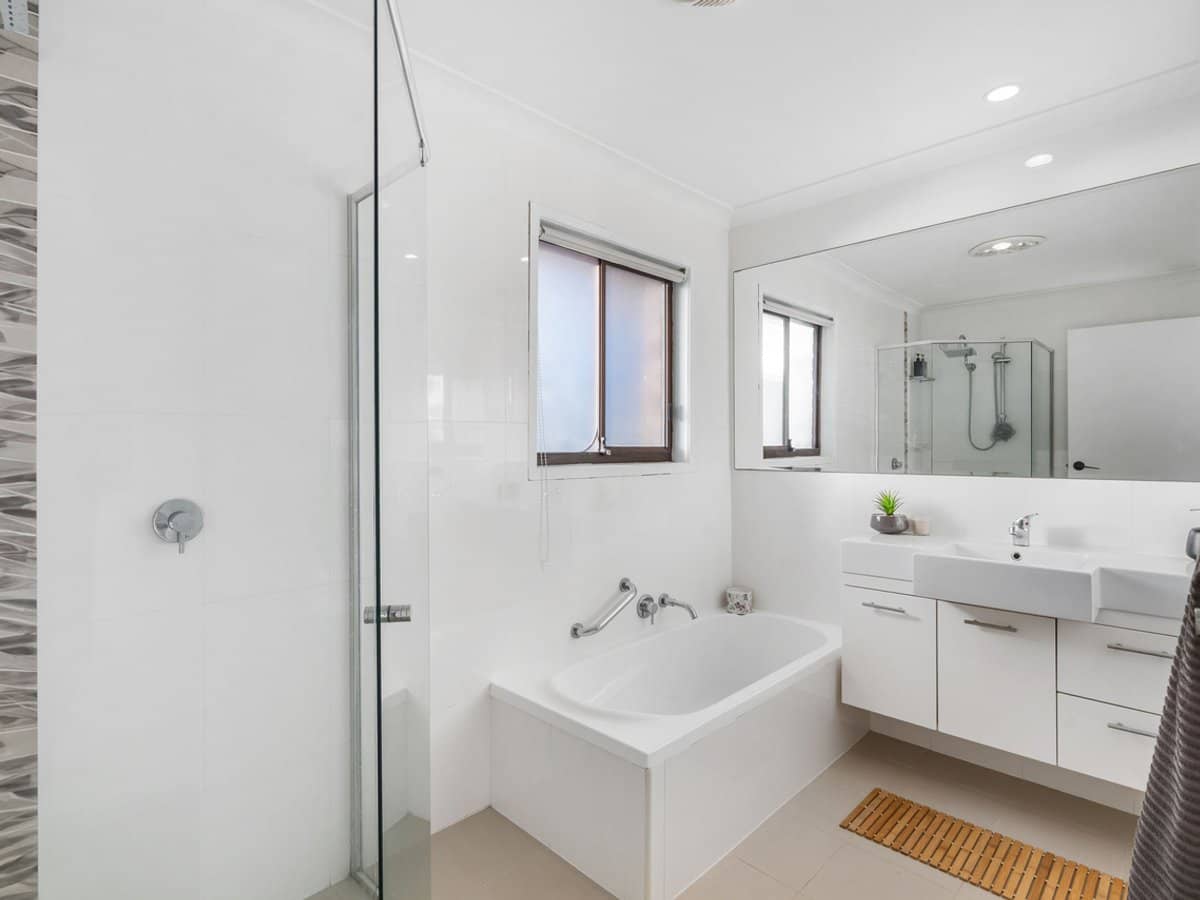 9 Village High Road, Benowa Waters - Thumbnail 19