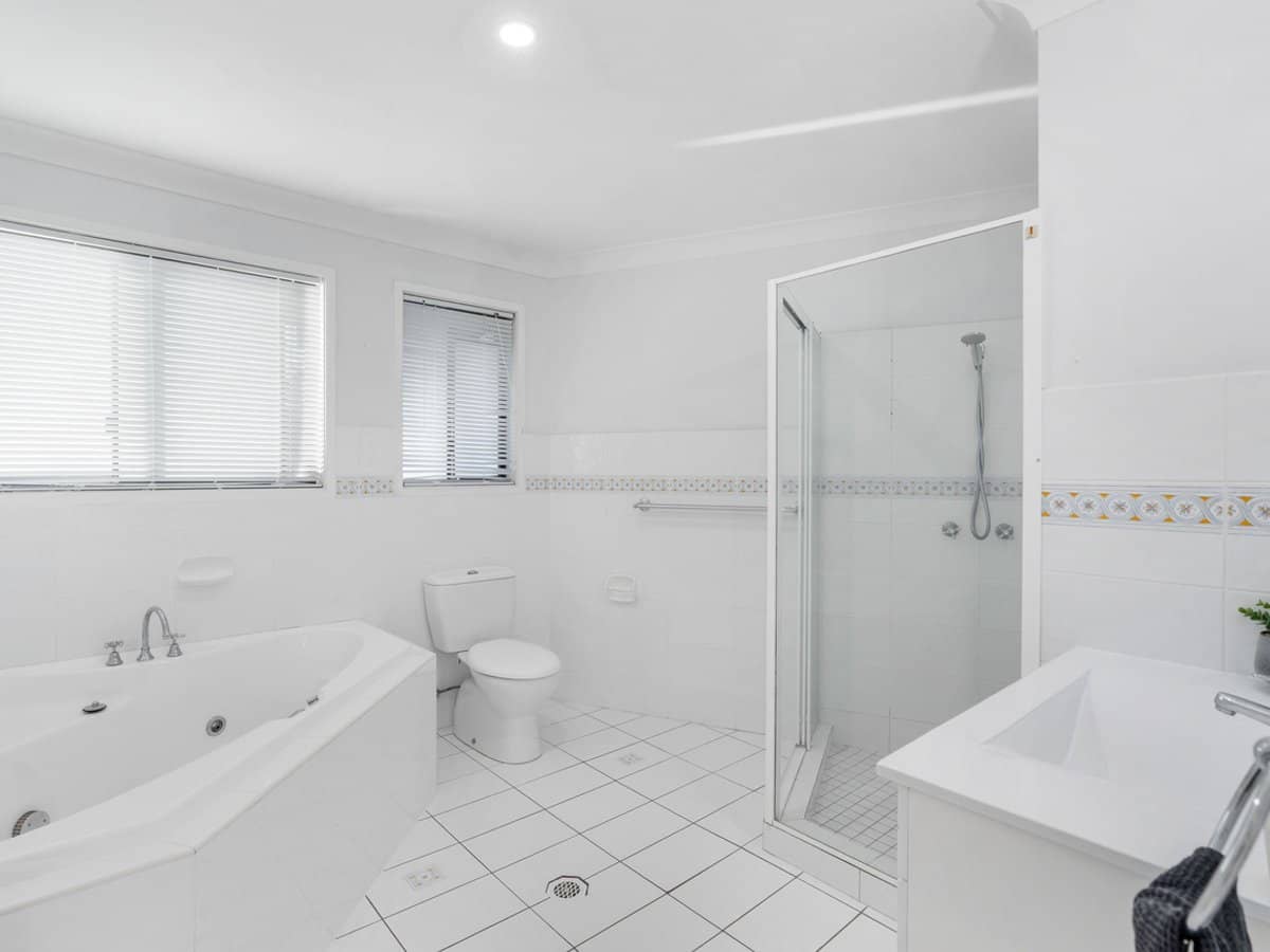 9 Village High Road, Benowa Waters - Thumbnail 20