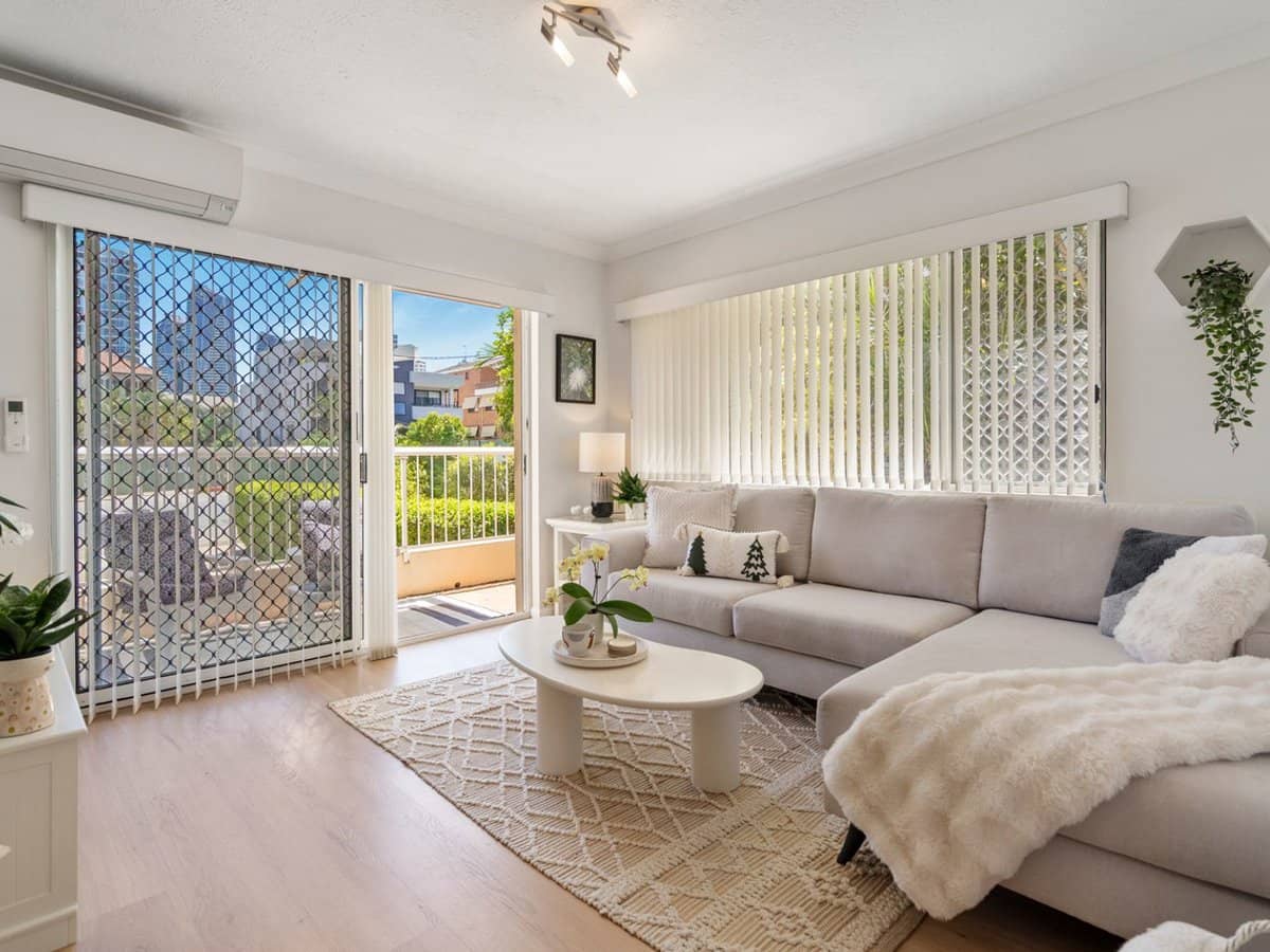 14 Rosewood Avenue, BROADBEACH - Thumbnail 2