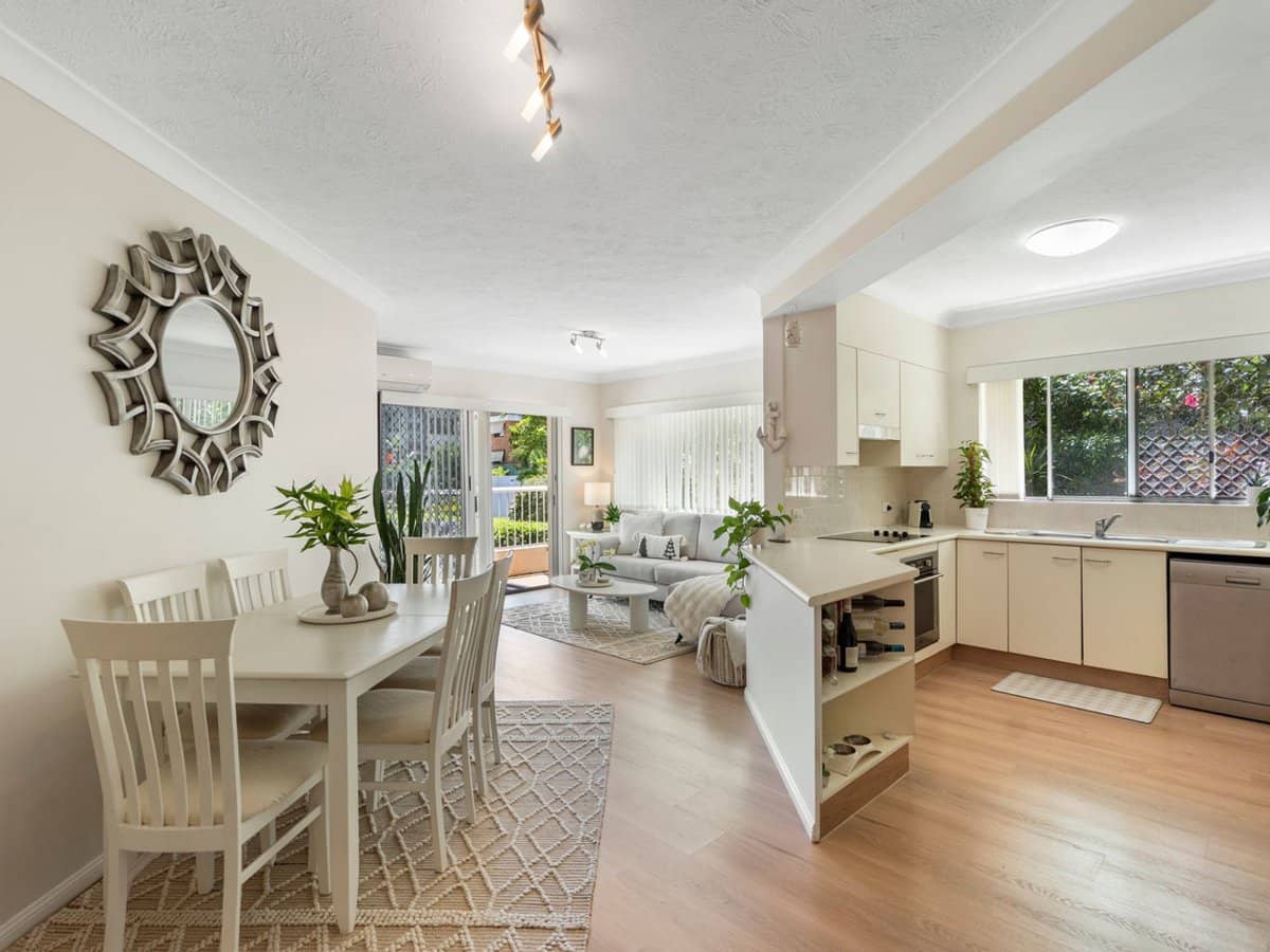 14 Rosewood Avenue, BROADBEACH - Thumbnail 3